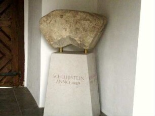 Kirchturm - Eingangshalle - Schlußstein mit Jahr 1489 (Spolie der Vorgängerkirche)