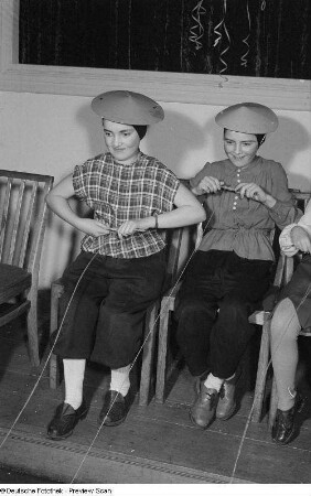 Eine Gruppe kostümierter Kinder bei einer Faschingsfeier im Haus der Pioniere