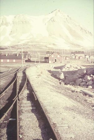 Reisefotos Norwegen. Ansiedlung (wohl auf Spitzbergen). Teilansicht mit Gleisen