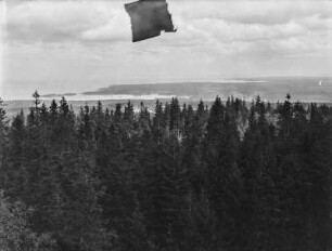 Skandinavische Landschaft : Blick in eine skandinavische Landschaft mit Wald im Vordergrund