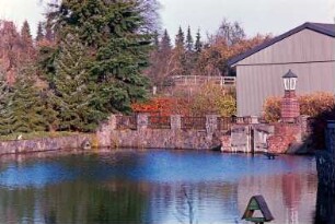 Fritz-Berodt-Straße 7-9: Hofanlage: Teich, Ufermauer, Wasserzulauf: Pfeiler mit Laterne: hinten rechts modernes Wirtschaftsgebäude