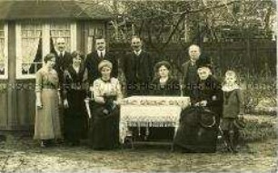 Familienfoto? in einem Garten