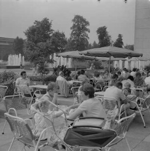 Dresden. Prager Straße, am Restaurant Bastei, Blick Richtung Bahnhof
