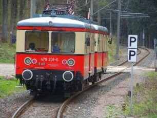 Oberweissbach - elektrische Bergbahn : Ein Zug der elektrischen Bergbahn nähert sich dem Haltepunkt Oberweissbach im Thüringer Wald, aufgenommen am 29. April 2012