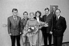Raiffeisenbank Bad Oldesloe, Geschäftsstelle Reinfeld: Gruppenfoto von Hans Vehrs und Klaus Stapelfeldt mit Gewinnern der Gewinnsparaktion der Raiffeisenbank Karin und Berend Andresen, Klaudia Neumann und Hubert Meinert: im Hintergrund Porträtgemälde eines Mannes