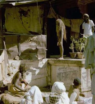 Nackter Guru, umgeben von männlichen Gläubigen : Varanasi (Indien). Nackter Guru, umgeben von männlichen Gläubigen