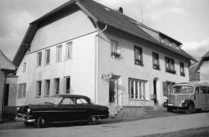 Höchenschwand: Pressefahrt mit der OPD Freiburg, Postamt Außenansicht, Auto davor