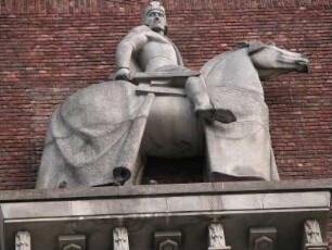 Oslo - Reiter am Rathaus : Steinerne Reiterfigur am Rathaus. Aufgenommen in Oslo im September 2004
