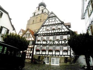 Stadtbild-Rathausplatz im Westsüdwesten unterhalb der Kirche mit Gebäudebestand (Giebelständige Fachwerkhäuser in Riegelbauweise) im Osten sowie Stiftskirche über Turm (im Kern 13 Jh)