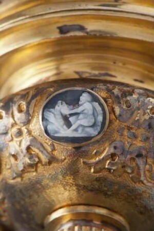 Kameo auf Ziergefäß mit Figur, ein geflügeltes Wesen fütternd, Ende 16. Jh.
