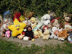 Gedenkstätte Lidice - Kinderspielzeug für die Opfer : Am Denkmal für die 1942 von den Deutschen ermordeten Kinder von Lidice legen Kinder heute Spielsachen nieder. Aufgenommen in der tschechischen Gedenkstätte Lidice am 28. Juli 2011