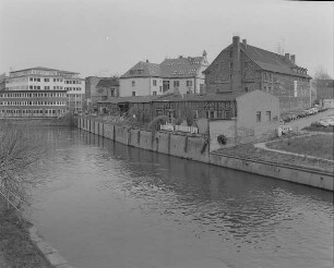 Blick von der Schieferbrücke (Mansfelder Straße) über einen Seitenarm der Saale zur Ankerstraße