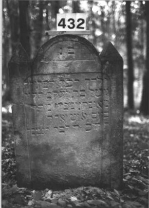 Grabstein 432 (Index: 99898239) Material: Sandstein Zustand: teilweise verwittert Maße HxBxT: 87x60x10 cm Beschreibung: Stele mit eingezogenem Rundbogenabschluss, pyramidenförmige Eckakroteren Besonderheit: Kindergrab: Grabstein 432