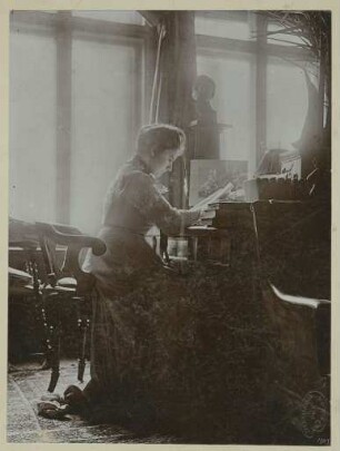 Louise Dumont am Schreibtisch