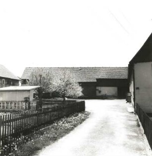 Großerkmannsdorf, Hauptstraße 52. Dreiseithof (1801/1850), Hofzufahrt von der Straße