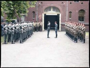 Fotografie: Wachablösung vor dem Alliierten Kriegsverbrechergefängnis Berlin-Spandau