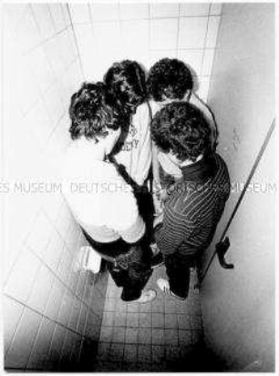 Vier Schüler auf der Toilette (Altersgruppe 14-17)