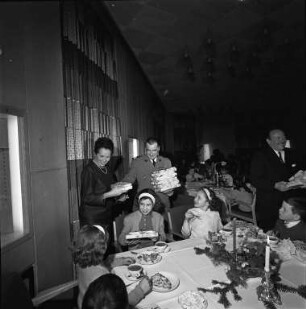 Weihnachtsfeier der Stadtverwaltung Karlsruhe im Haus Solms an Kinder von hier stationierten französischen Soldaten.