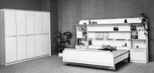 Schlafzimmer : Leipzig. Leipziger Herbstmesse, 1986. Schlafzimmer. Holz, folienbeschichtet in Bergahornoptik (1986; VEB Möbelwerk Eilenburg)