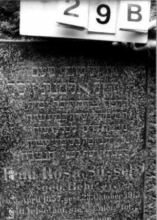 Grabstein 29 (Index: 100110180) Material: Granit, schwarze Marmorplatte Zustand: gut Maße HxBxT: 162x87x45 cm Beschreibung: felsenartige Stele, Schriftplatte, rechteckig: Grabstein 29B