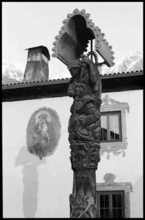 Oetz: Holzgeschnitzter Brunnen