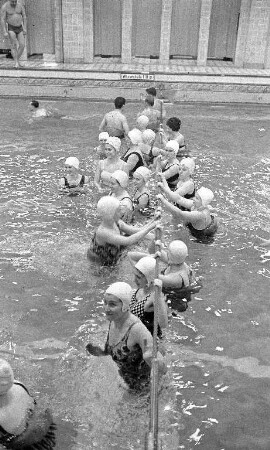 Schwimmunterricht für Erwachsene im Vierordtbad.