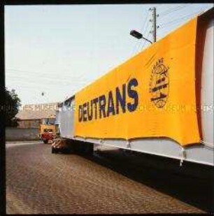 Schwertransport mit Lastwagen "VE Kombinat Deutrans" von Rostock nach Schwedt/Oder