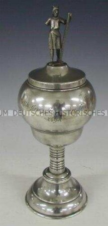 Pokal mit Deckelfigur und Inschrift