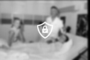 Dreharbeiten zu Film "Der erste Tag im Krankenhaus": Kinderschauspieler [Name maskiert] [Name maskiert] Illig und [Name maskiert] aus Ahrensburg: bei Szenendreh in Heidberg-Krankenhaus (Hamburg), mit Schauspieler [Name maskiert] an Krankenbett