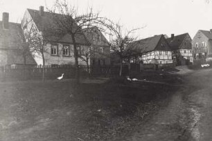 Dorfstraße mit Wohnhäusern und Gehöften
