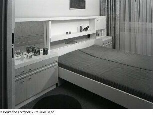 Flachstrecke mit integriertem Doppelbett : Dreiraumwohnung des Typs WBS 70. Schlafzimmer mit Flachstrecke mit integriertem Doppelbett