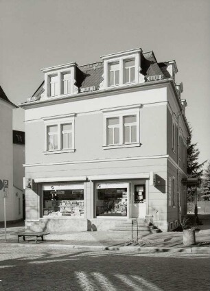 Wohnhaus mit Laden