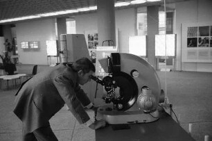 Ausstellung "das Mikroskop in Wissenschaft und Forschung" des Fraunhoferinstituts im Landesgewerbeamt.