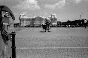 Berlin-Tiergarten : In Berlin-Tiergarten, von Christo verhüllter Reichstag