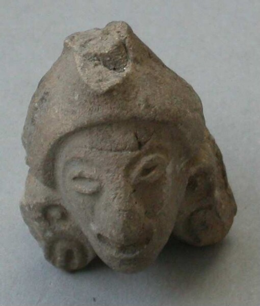 Fragment de hochet en terre cuite (tête en terre cuite)