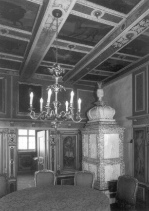 Radebeul, Knohllweg 37. Berg- und Lusthaus Hoflößnitz (Heimatmuseum) (1650, E. Eckhardt). Ehemaliges Wohnzimmer des Kurfürsten. Südwest-Ecke mit Meißner Majolikaofen