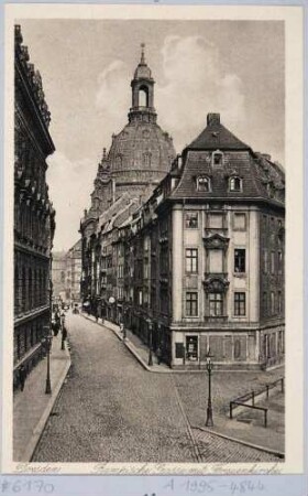 Blick in die Rampische Gasse mit der Kuppel der Frauenkirche in Dresden