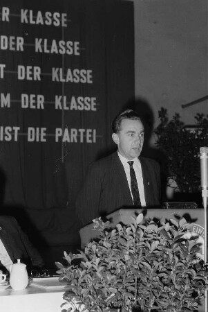 [SED-Parteiversammlung]