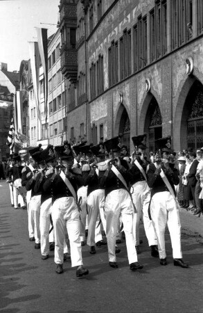 Basel (Schweiz): Markt; Gruppe mit weißen Hosen