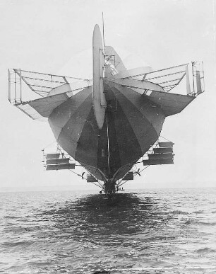 Zeppelin (Z. 4.), Heckansicht : Technikgeschichte | Fliegende Menschen | Luftschiffe | Zeppelin und sein Werk