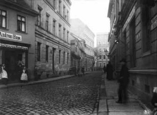 Blick in die Große Wallstraße. Linke Bildseite - Geschäft von Andreas Hupe (Kaufmann) an der Ecke Kleine Wallstraße