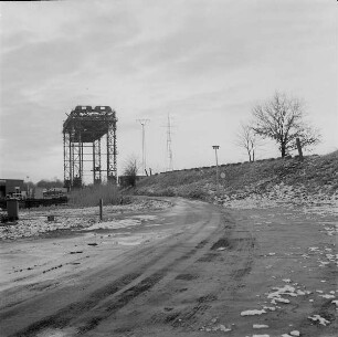 Karnin (Kr.Wolgast). Eisenbahnbrücke über den Peenestrom (Relikt). Hubbrücke 1933, 1945 Sprengung d.festen Oberbauten. Ansicht vonNO mit Bahndamm