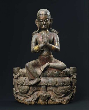 Sitzende weibliche Holz-Figur mit Metall-Armring