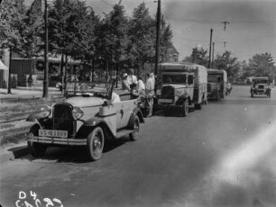 Expeditionsfahrzeuge : Die zur Expedition gehörenden Fahrzeuge bei einem Stopp in Hamburg.