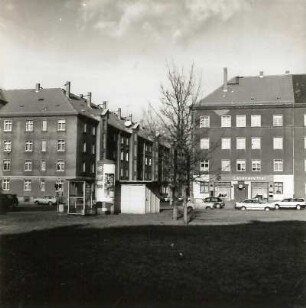Dresden-Mickten, Rietzstraße 56/Bunsenstraße 20-16 und Rietzstraße 54. Wohnanlage (Wohnungsbaugenossenschaft "Vorwärts" der Konsumgenossenschaft Dresden; 1928). Straßenansicht Bunsenstraße mit Bushaltestellen-Einrichtungen