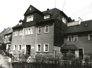 Schwarzenberg. Wohnhaus, Obergasse 11. Straßenansicht über einem Mühlgraben des Schwarzwassers