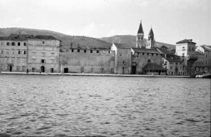 Trogir: Stadtansicht über dem Kanal von Trogir von Ciovo aus