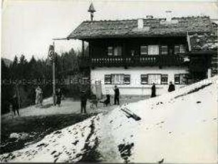 Adolf Hitler mit Hunden am Haus Wachenfeld auf dem Obersalzberg