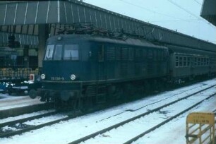 Nürnberg Hbf. Lok 118 038 Eilzug Bnb-Wagen
