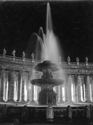 Nördlicher Springbrunnen : Rom. Vatikanstadt. Peters-Platz. Nördlicher Springbrunnen vom C. Maderno